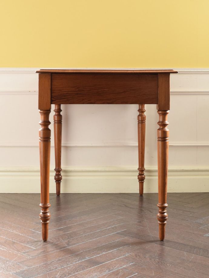 書斎デスクの側面