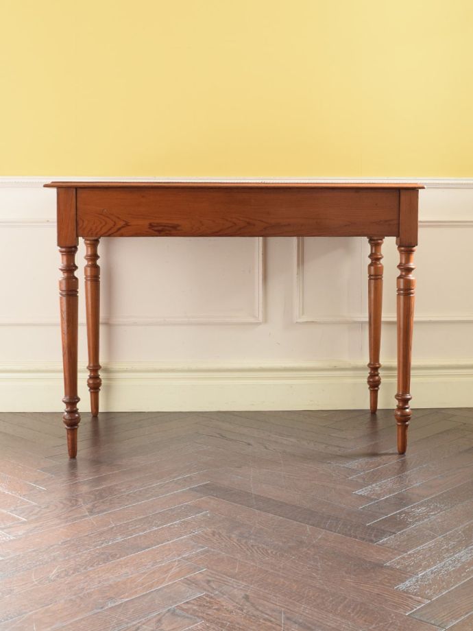 アンティークデスクの後ろ姿