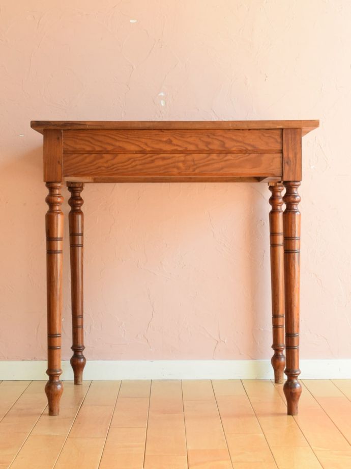 アンティークデスクの後ろ姿