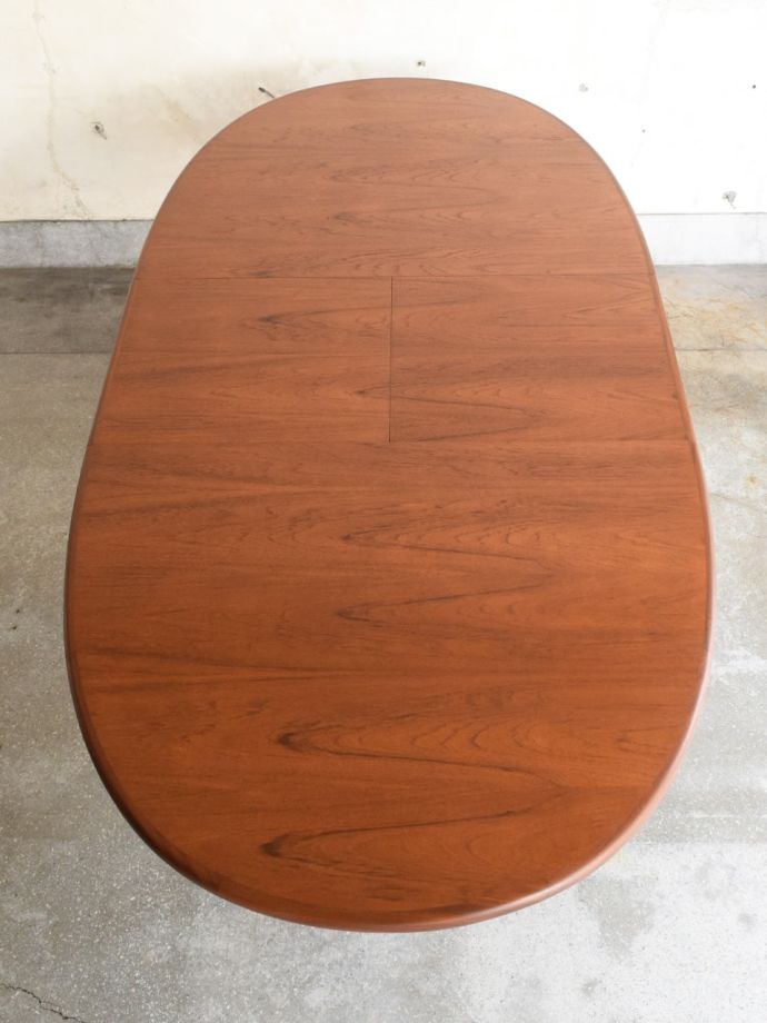 天板を広げた伸長式テーブル