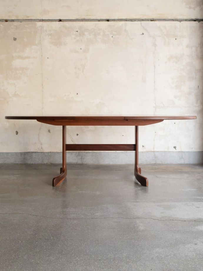 広げた伸長式テーブル