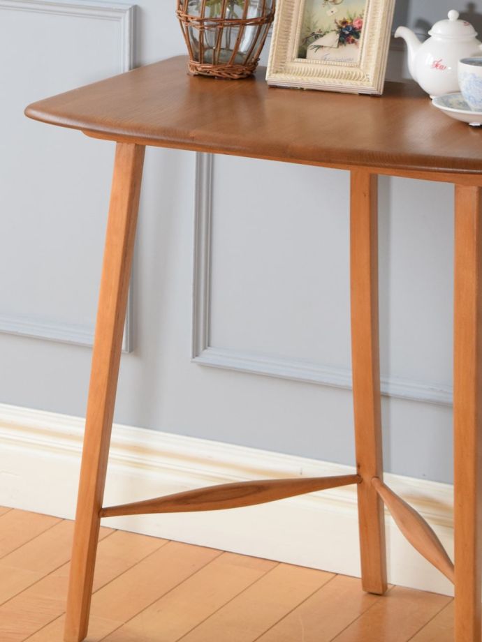 アーコール社のサイドテーブル