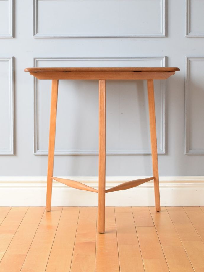 ビンテージテーブルの側面