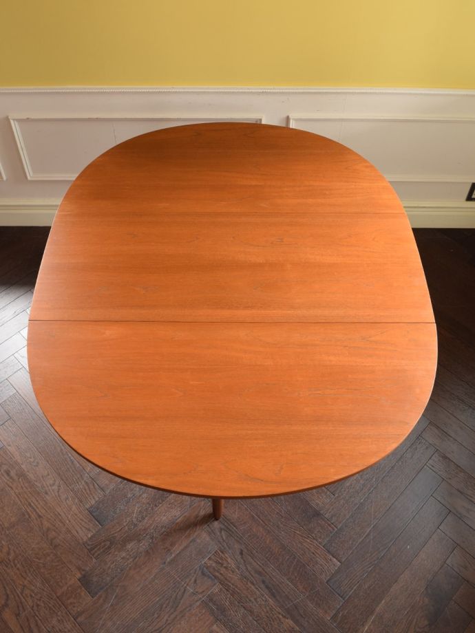 天板を広げた伸長式テーブル