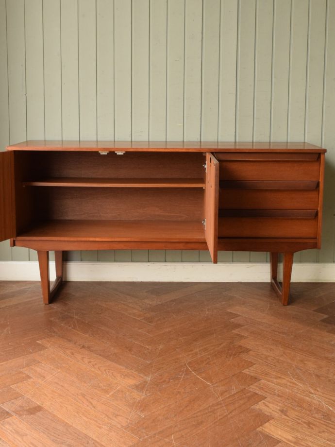 ビンテージ家具の扉の中