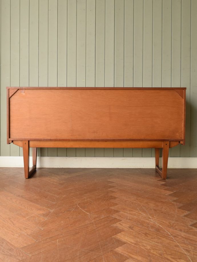 北欧スタイルの家具の後ろ姿