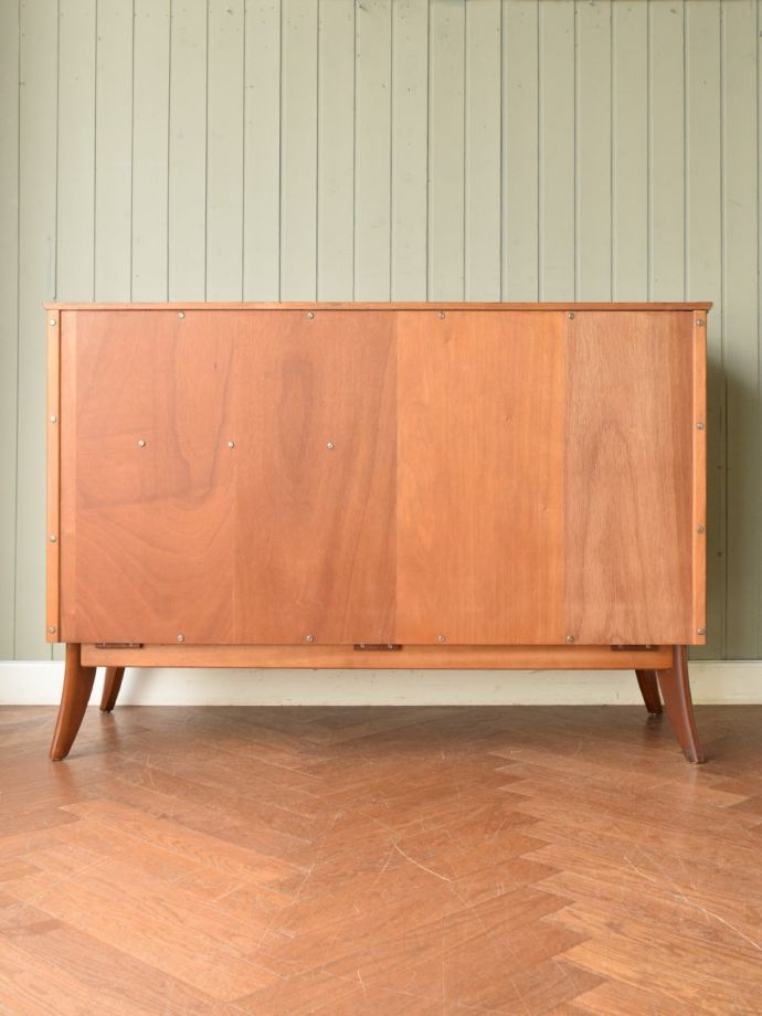 キャビネットの後ろ姿