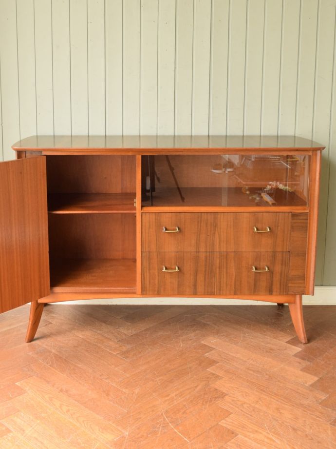 ヴィンテージキャビネットの扉の中