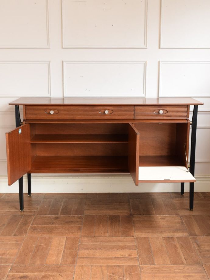 ビンテージ家具の扉の中