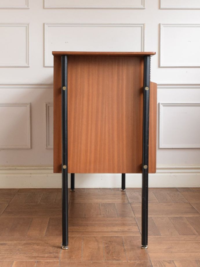 ビンテージ家具の側面