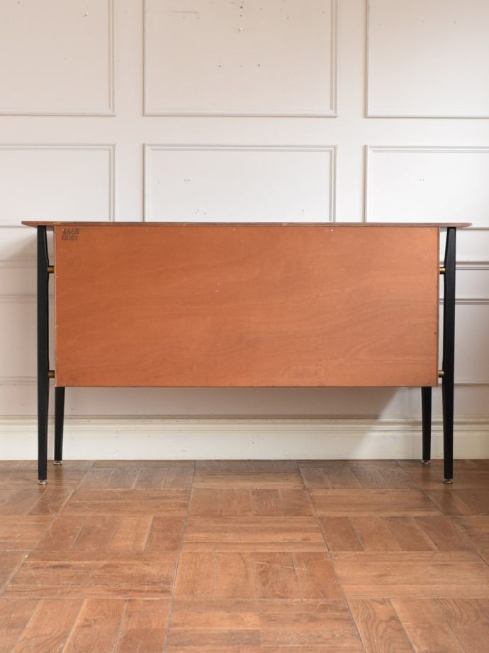 北欧スタイルの家具の後ろ姿