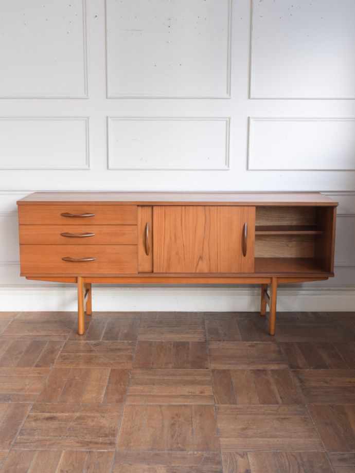 AVALON社のヴィンテージ家具、便利な引き戸の北欧スタイルのサイド