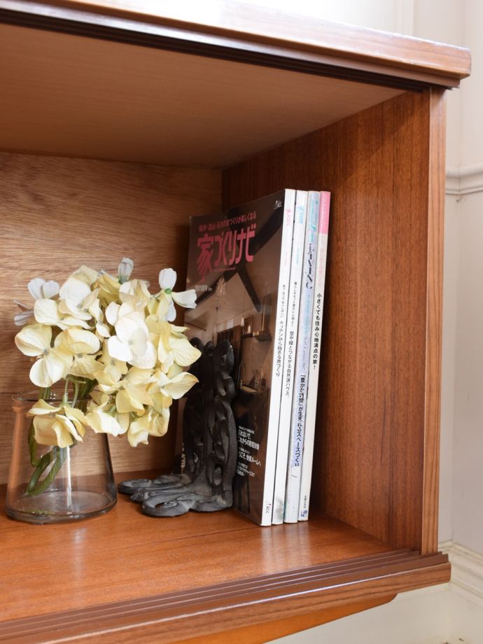 サイドボードの扉を開けると