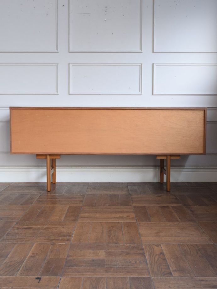 北欧スタイルの家具の後ろ姿