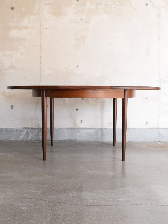 広げた伸長式テーブル