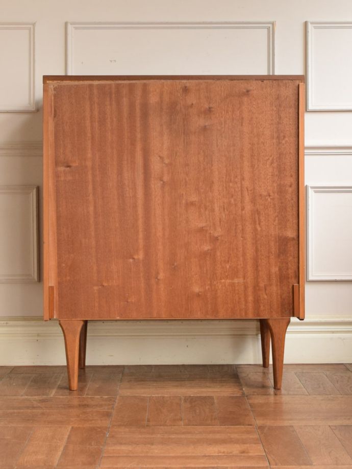 ヴィンテージチェストの後ろ姿