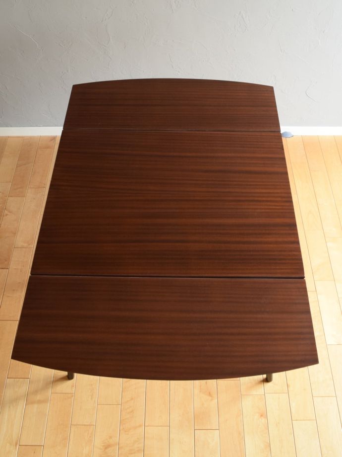 天板を広げたダイニングテーブル