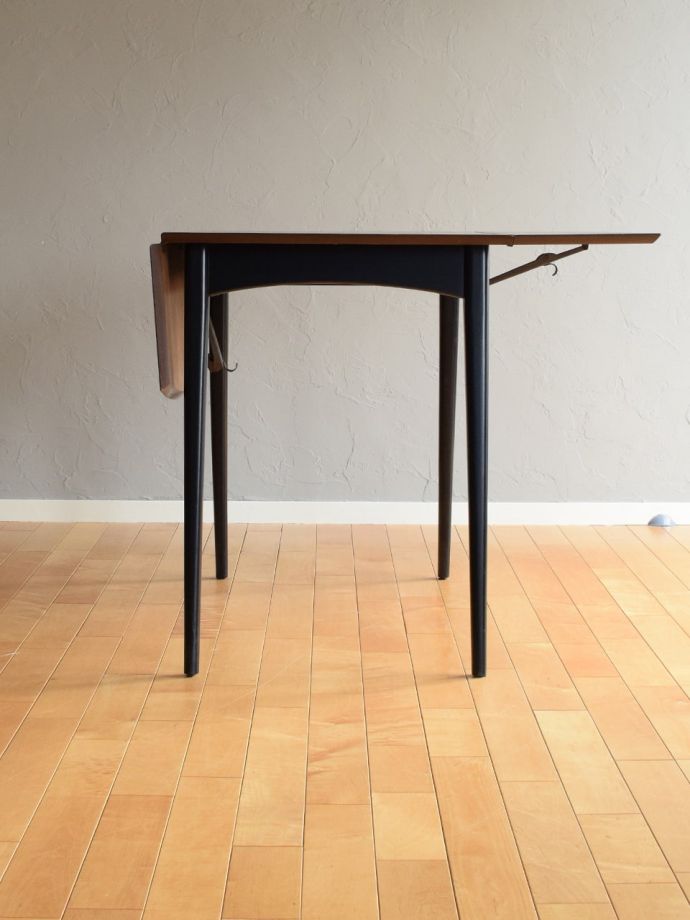 伸長式天板を片方開くと