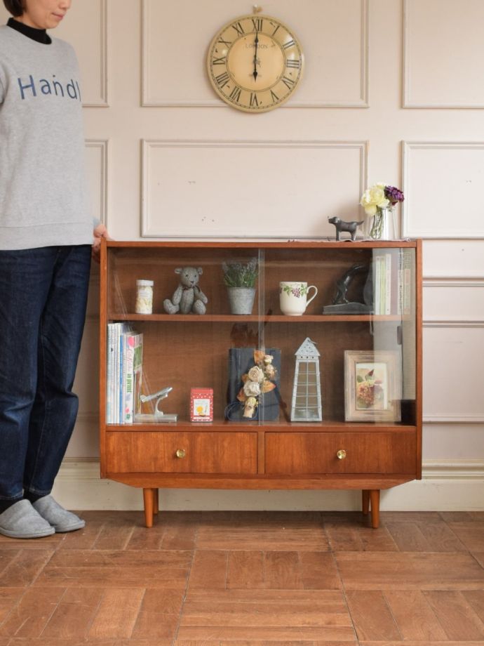 北欧スタイルのおしゃれなガラスキャビネット、チーク材のビンテージ