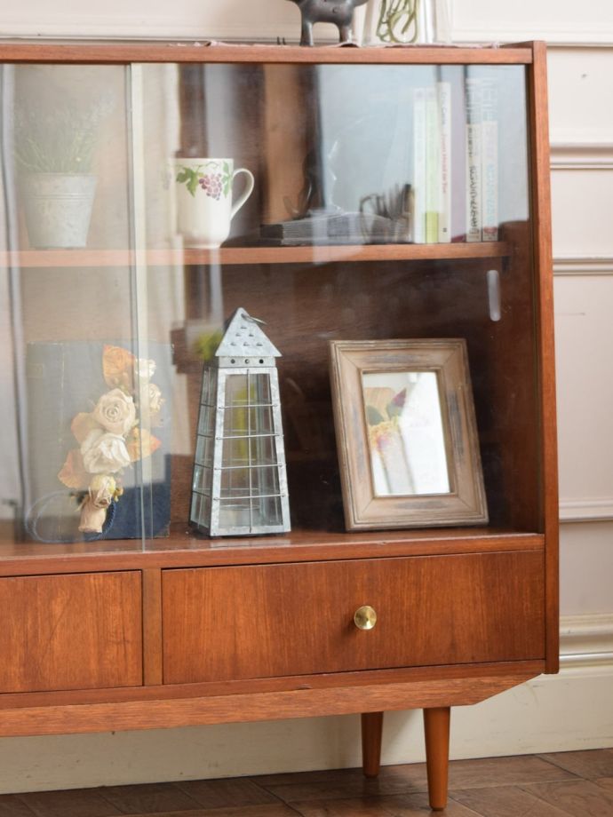 北欧スタイルのおしゃれなガラスキャビネット、チーク材のビンテージ