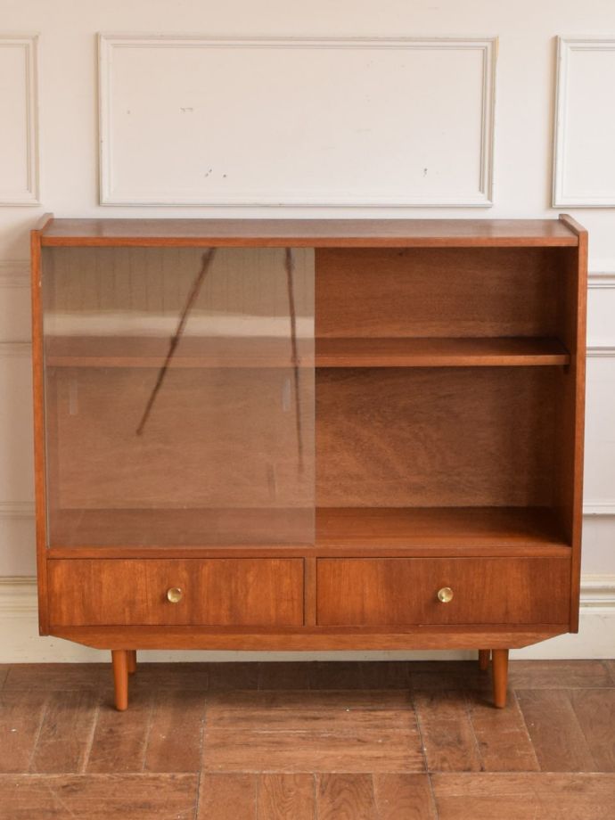 ヴィンテージキャビネットの扉の中