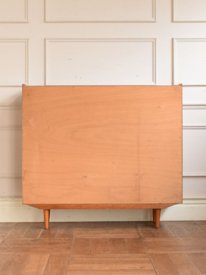 キャビネットの後ろ姿