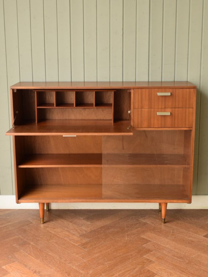 ヴィンテージキャビネットの扉の中