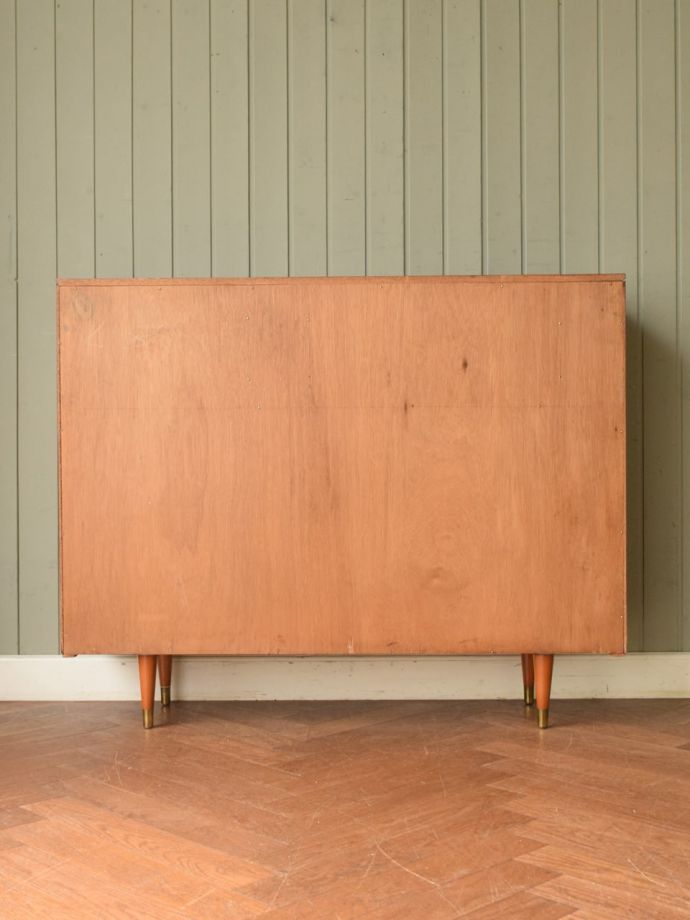 キャビネットの後ろ姿