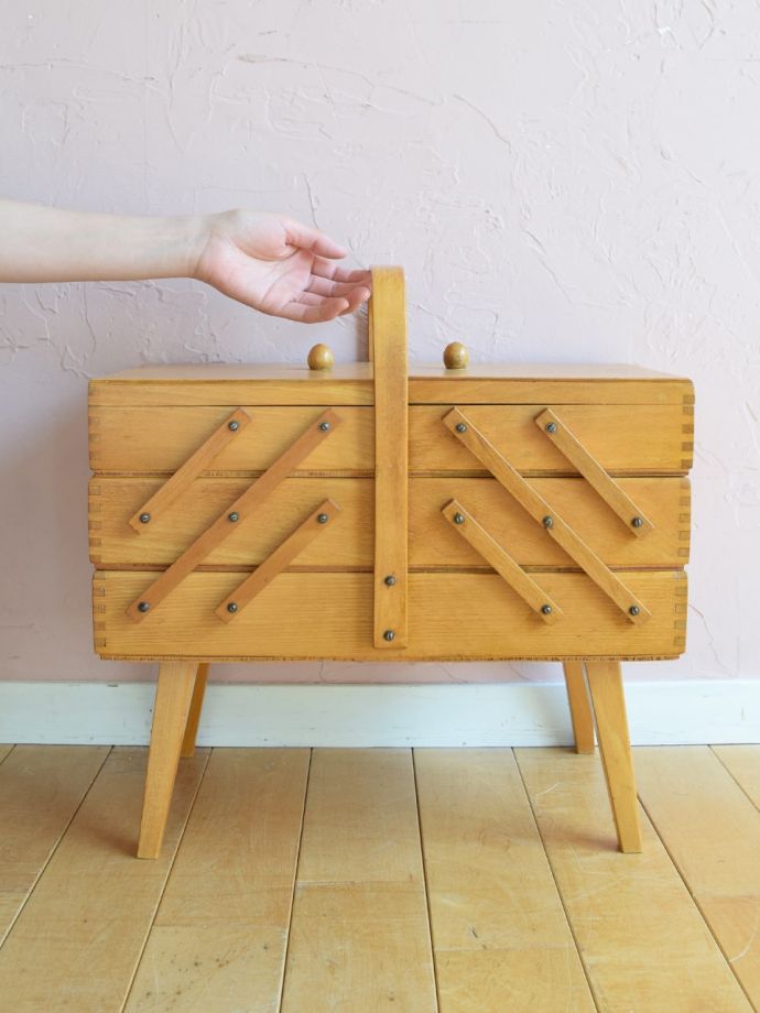 アンティークのソーイングボックス