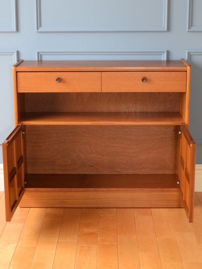 ビンテージ家具の扉の中