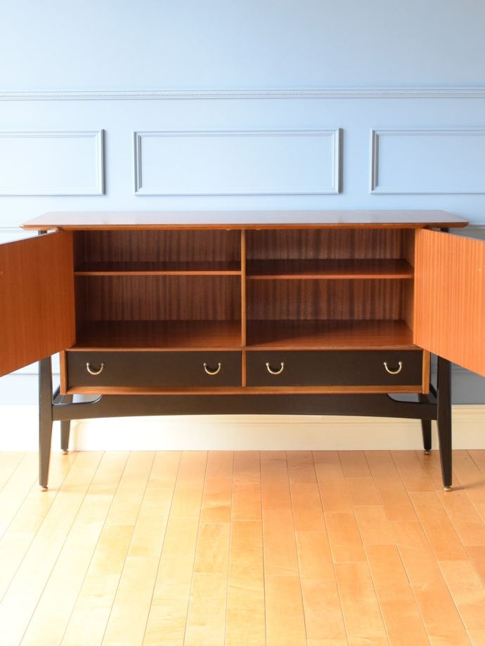 G-PLANサイドボードの扉の中