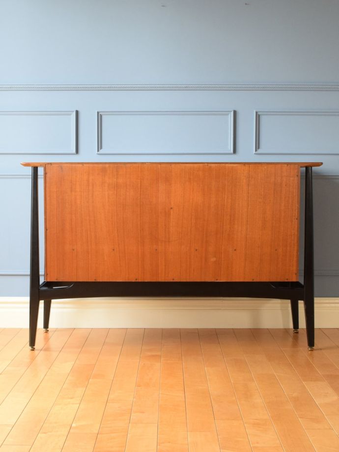 G-PLANのサイドボードの後ろ姿