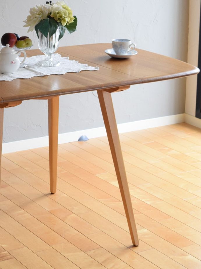 伸長式のおしゃれなダイニングテーブル、アーコール社のヴィンテージ