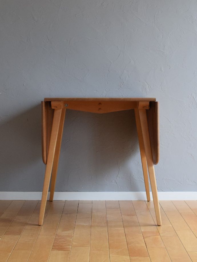 伸長式のおしゃれなダイニングテーブル、アーコール社のヴィンテージ