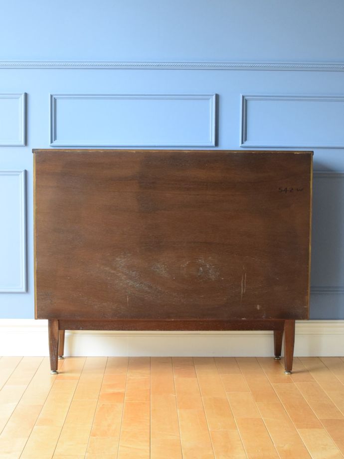 北欧スタイルのおしゃれなヴィンテージ家具、Jentiqueの引き戸のガラス