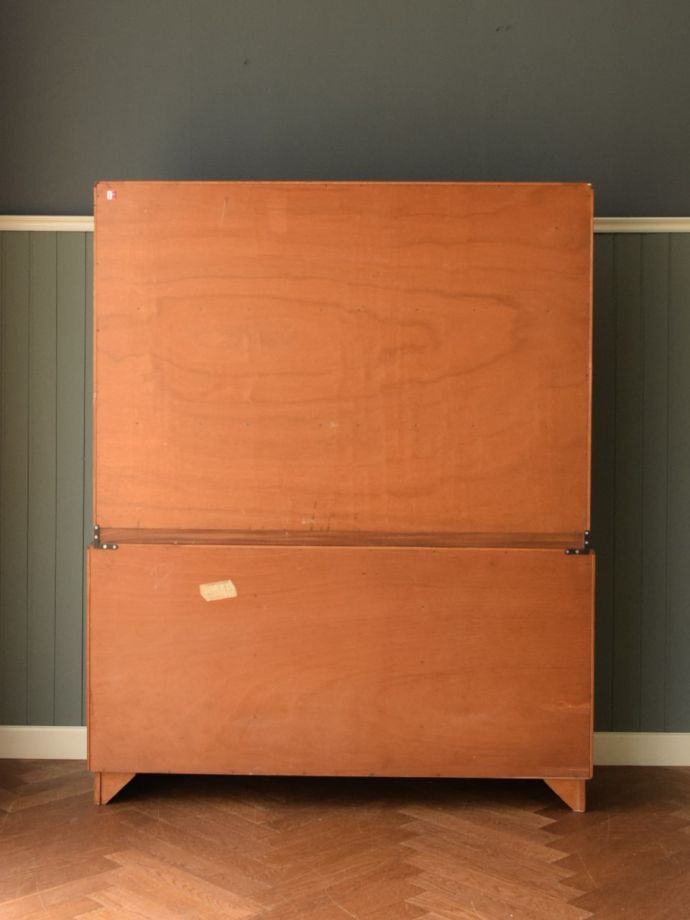 G-PLANのキャビネットの後ろ姿