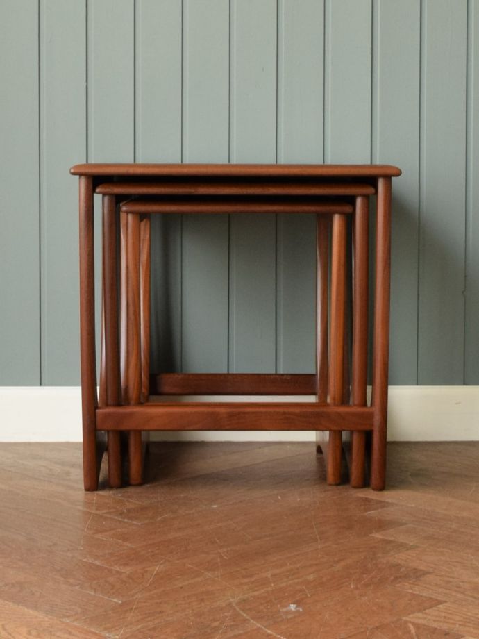 コーヒーテーブルの側面