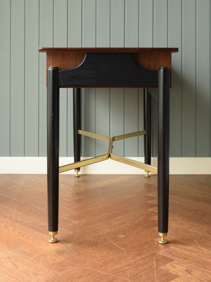 書斎デスクの側面