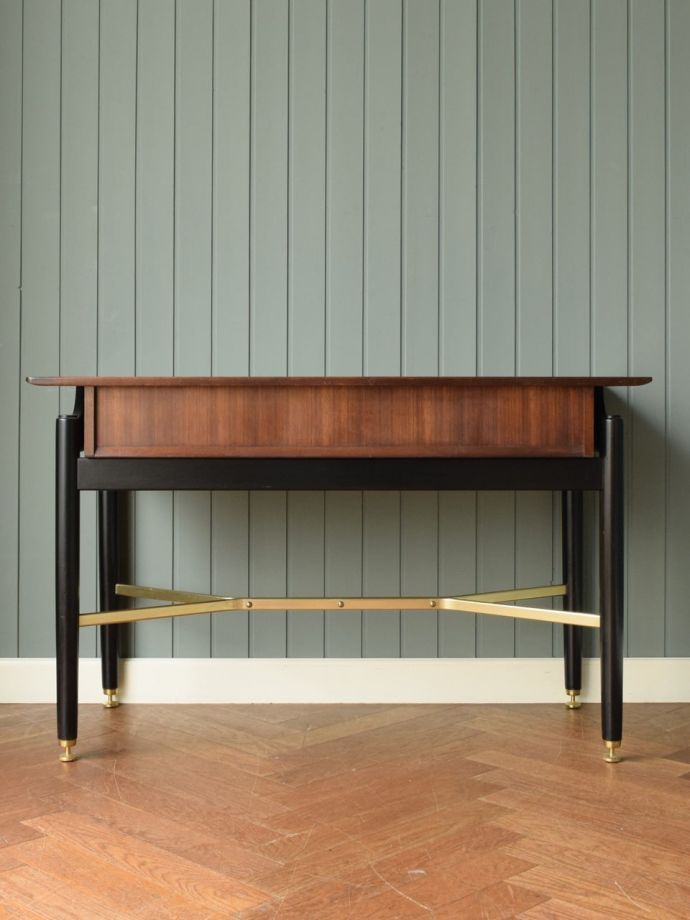 アンティークデスクの後ろ姿