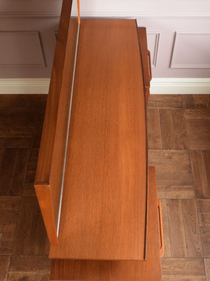 北欧スタイルのビンテージ家具の天板