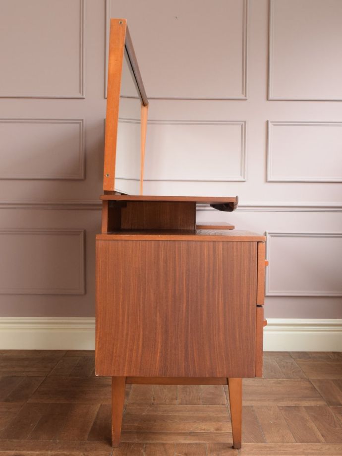 ドレッサーの側面