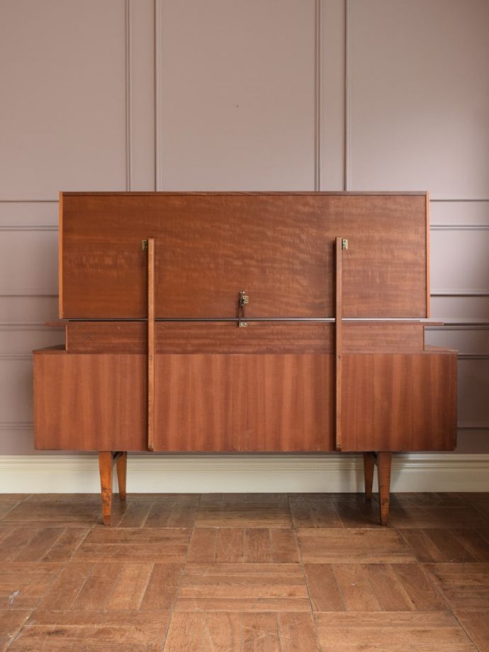 ドレッサーの後ろ姿