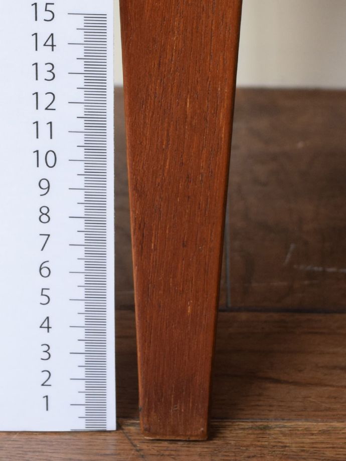 ビンテージドレッサーの脚