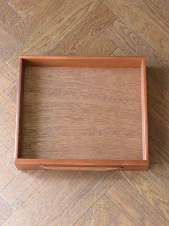 サイドチェストの引き出しの中