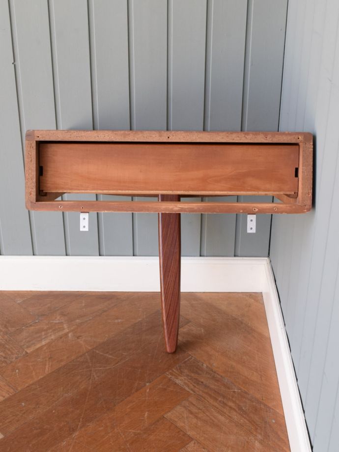 サイドチェストの裏側