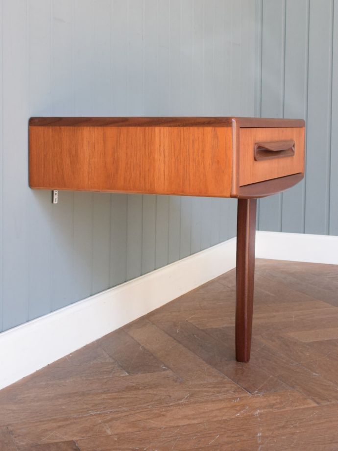 ナイトテーブルの側面