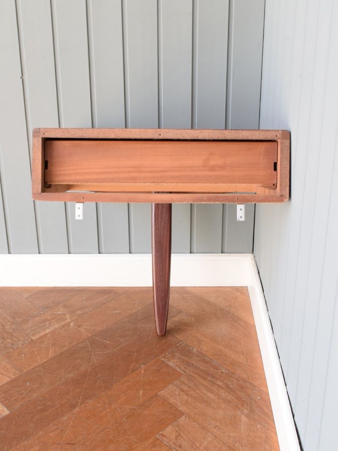 ナイトテーブルの裏側