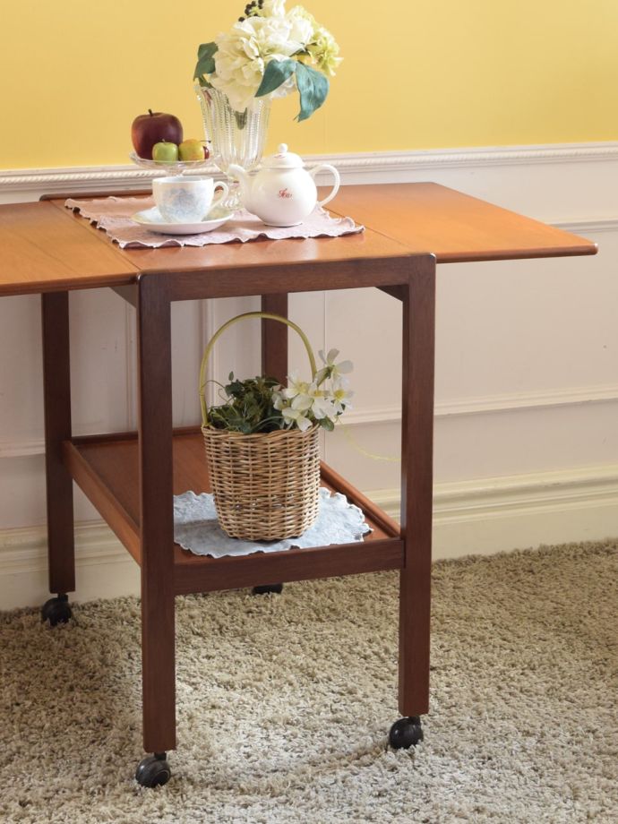 アンティーク家具らしさが漂うワゴン