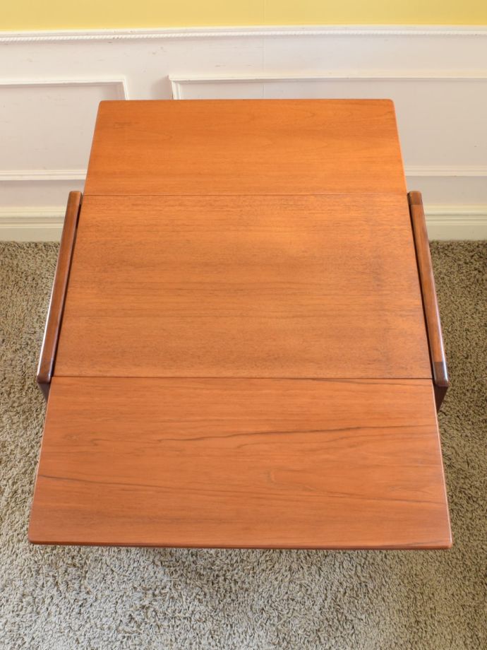 天板を広げた折り畳みワゴン