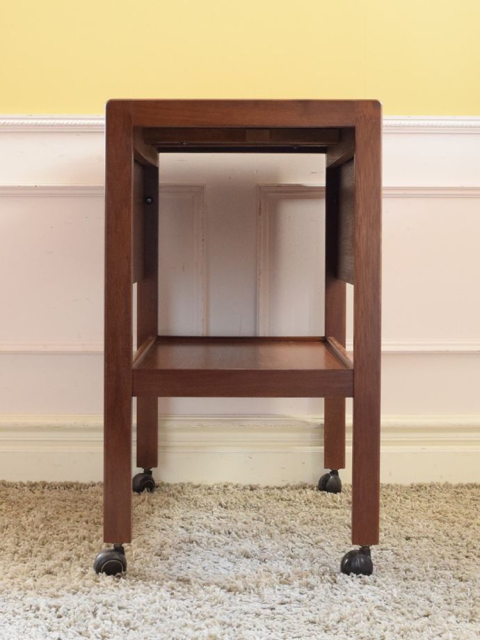 アンティークワゴンの側面